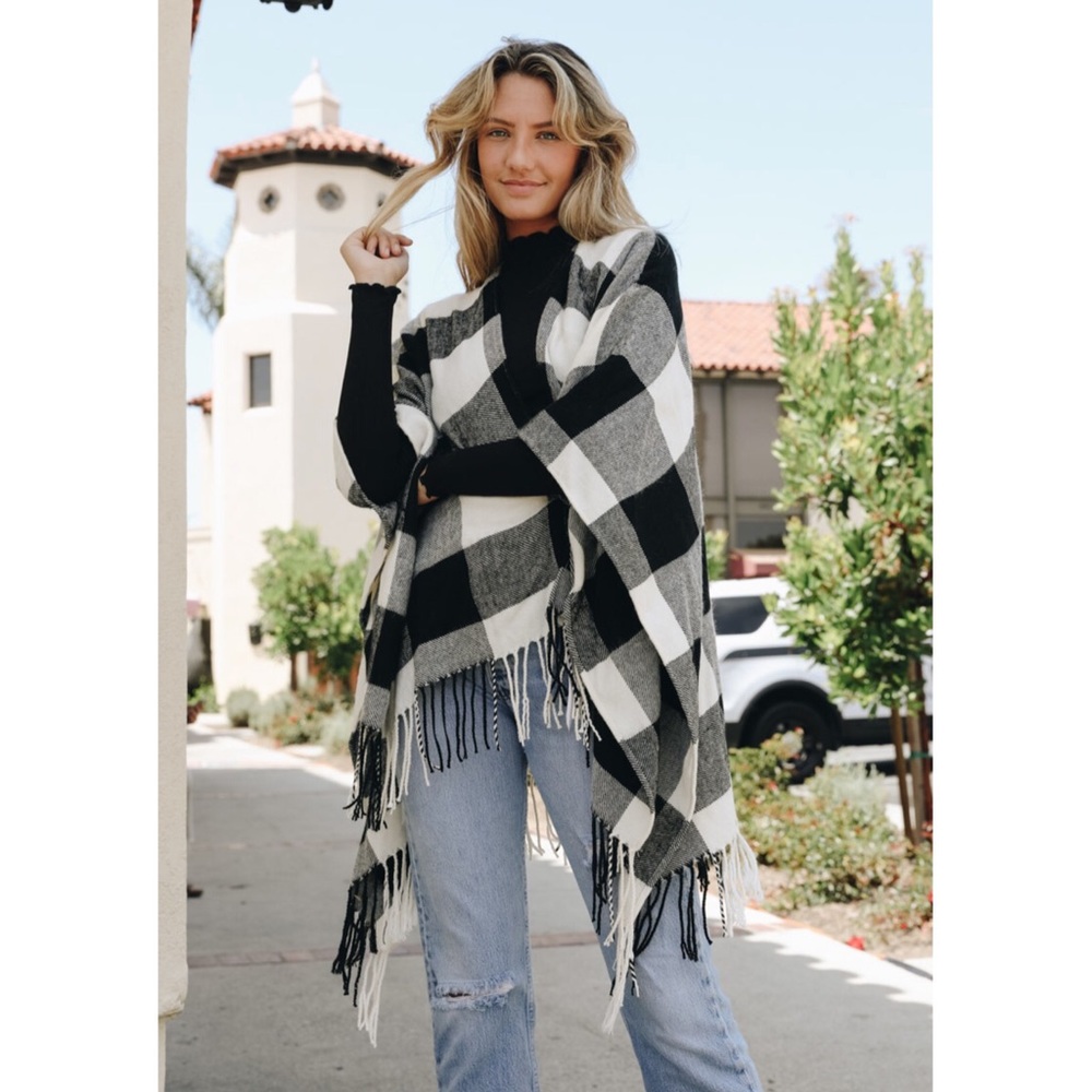 Black & White Tassel Ruana Blanket Wrap Poncho NEW - Picture 3 of 6
